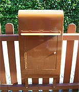 Haustür mit Briefkasten- und Wechselsprechanlage