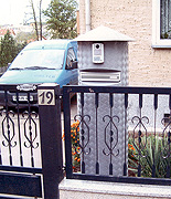 Haustür mit Briefkasten- und Wechselsprechanlage